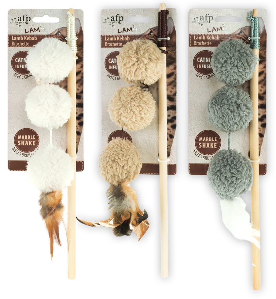Bacchetta per gatti con 3 palline ed erba gatta, 64 cm – AFP Lambswool Lamb Kebab - immagine 1