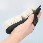 Spazzola morbida per cavalli con setole di capra e parte superiore flessibile – Excellent Horse Flexi Brush Shine - immagine 5