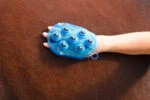 Spazzola massaggiante per cavalli con 7 rulli in acciaio inox, blu, 16 x 10 cm - immagine 4