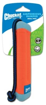 Dummy da riporto con corda, galleggiante, ø 4 cm x 18 cm – Chuckit! Amphibious Bumper S - immagine 2
