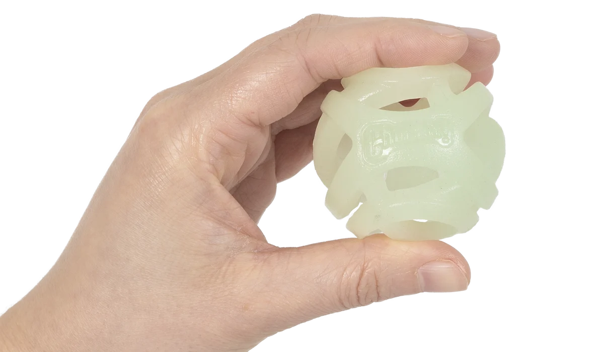 Palla fosforescente per cani S, galleggiante, 4,5 cm, 2 pezzi – Chuckit! Air Glow Fetch Ball - immagine 2