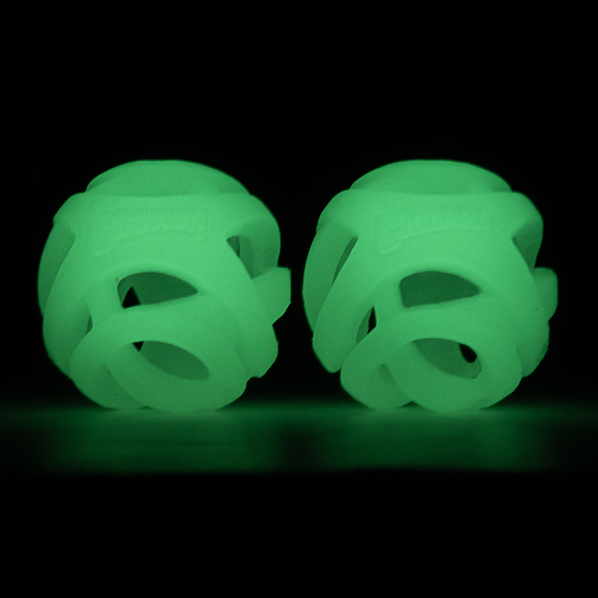 Palla fosforescente per cani S, galleggiante, 4,5 cm, 2 pezzi – Chuckit! Air Glow Fetch Ball - immagine 3