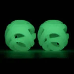 Pallina luminosa per cani M, galleggiante, 6 cm, 2 pezzi – Chuckit! Air Glow Fetch Ball - immagine 3