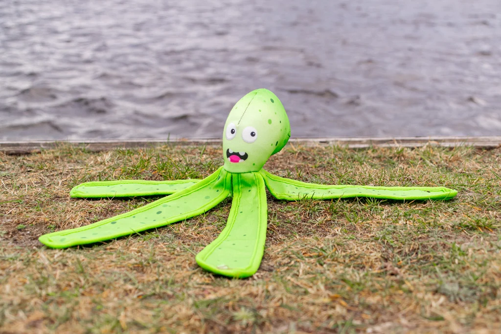 Giocattolo per cani con squeaker e tentacoli fruscianti, L 37 cm, arancione – Dog Comets Alien Octo - immagine 5