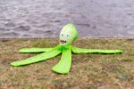 Gioco per cani con squeaker e tentacoli fruscianti, L 37 cm, verde – Dog Comets Alien Octo - immagine 5