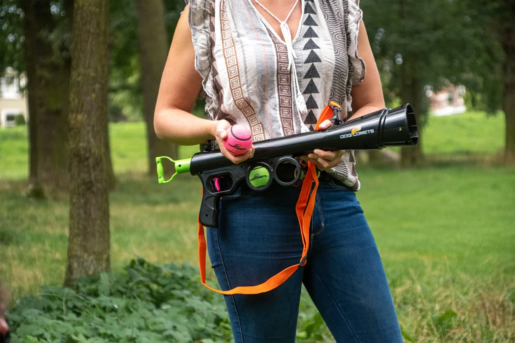 Lanciapalline per cani con 2 palline da tennis, taglia M, 61 × 18 cm – Dog Comets Comet Launcher - immagine 6