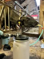 Pompa per la somministrazione orale azionata da trapano con serbatoio da 25 l per bovini – Excellent Cow Drencher Drill Driven - immagine 2