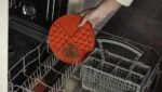 Tappetino rotondo da leccare con alveoli profondi, rosso, ø 21 cm – Eat Slow Live Longer Lick Mat Dimensions Circle - immagine 4