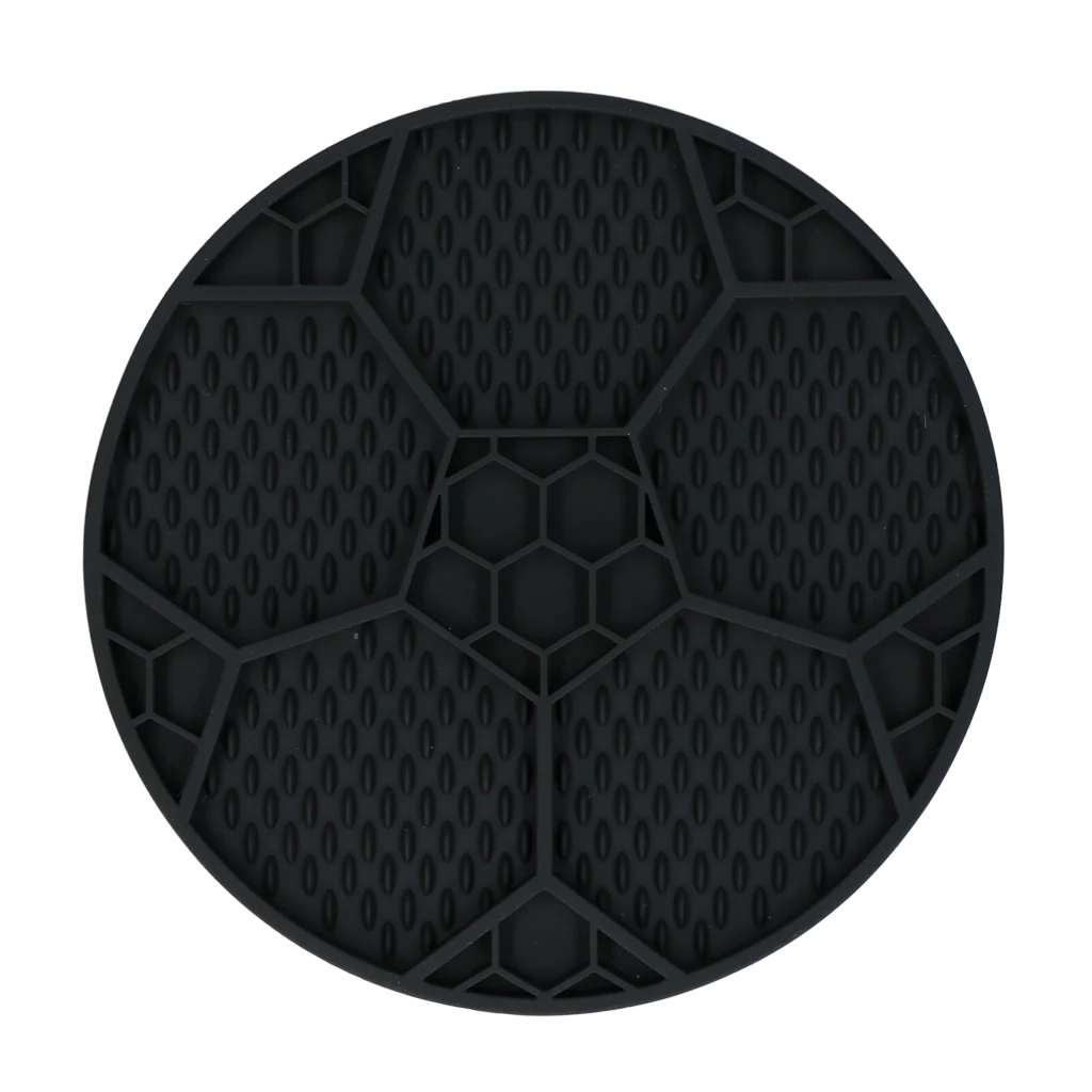 Tappetino da leccare per cani con motivo a pallone da calcio e ventose, Ø 22 cm, grigio – Eat Slow Live Longer Lick Mat Soccer Ball - immagine 2