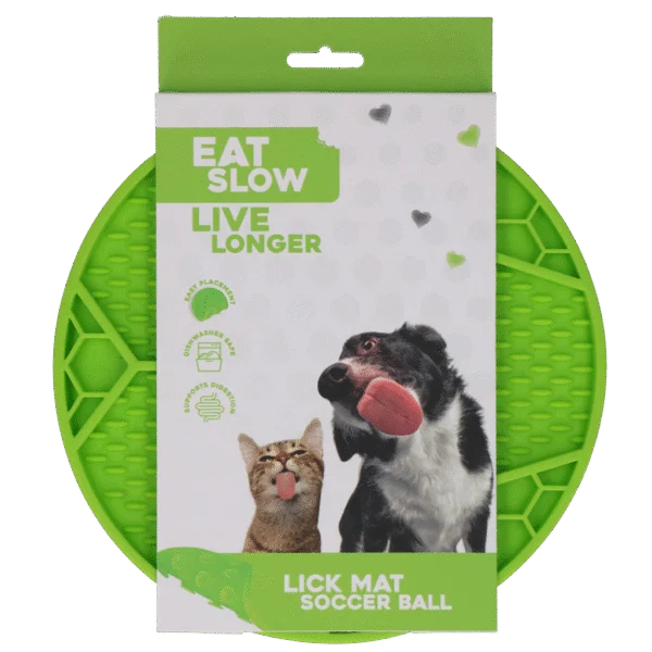 Tappetino da leccare per cani con motivo a pallone da calcio e ventose, Ø 22 cm, verde – Eat Slow Live Longer Lick Mat Soccer Ball