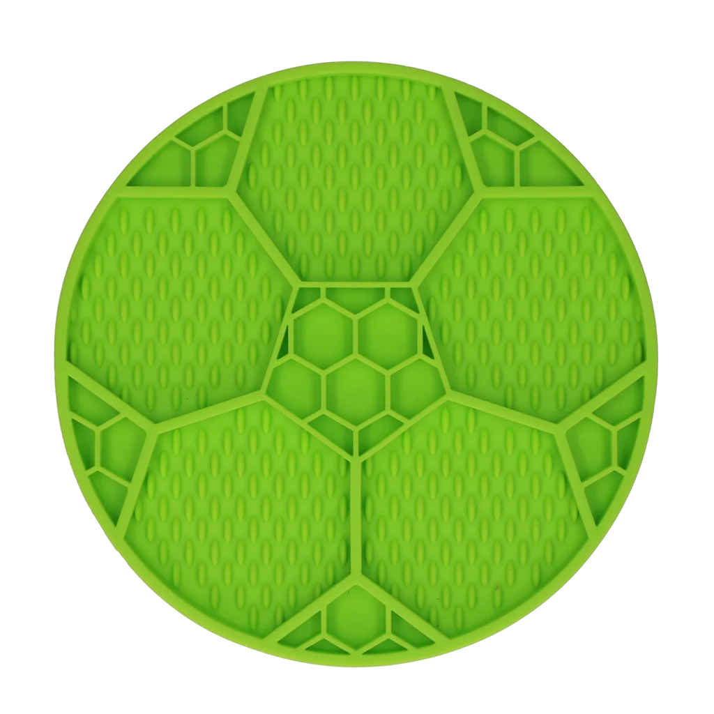 Tappetino da leccare per cani con motivo a pallone da calcio e ventose, Ø 22 cm, verde – Eat Slow Live Longer Lick Mat Soccer Ball - immagine 2
