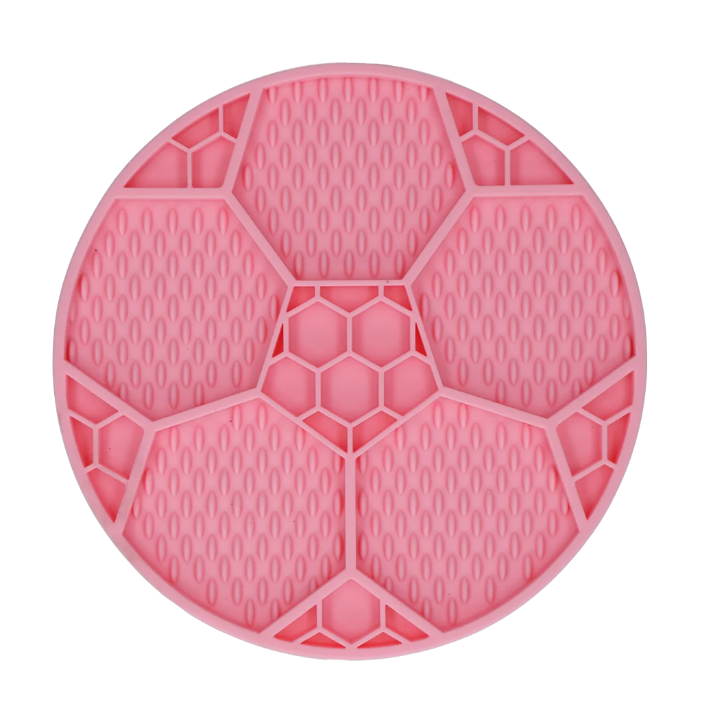 Tappetino da leccare per cani con motivo a pallone da calcio e ventose, Ø 22 cm, rosa – Eat Slow Live Longer Lick Mat Soccer Ball - immagine 2