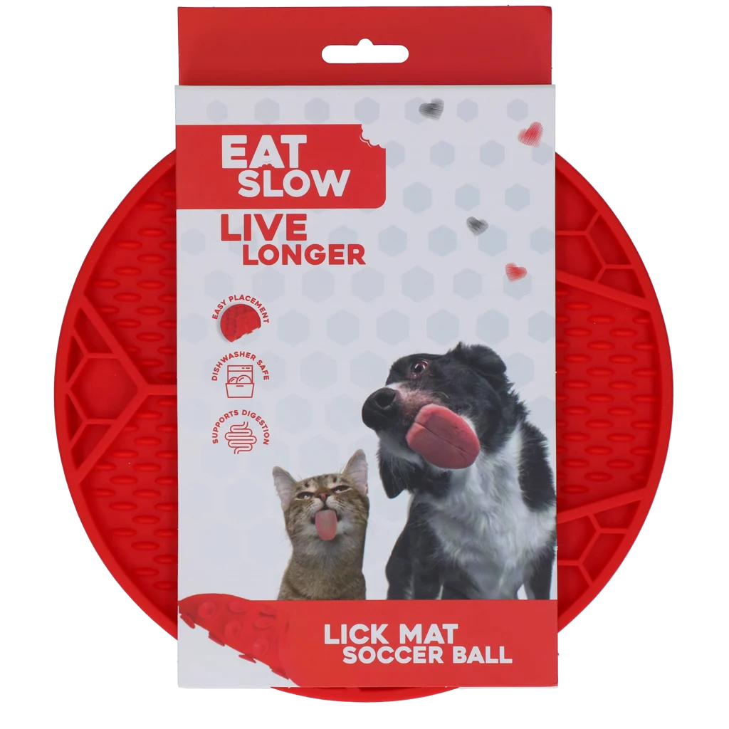 Tappetino da leccare per cani con motivo a pallone da calcio e ventose, Ø 22 cm, rosso – Eat Slow Live Longer Lick Mat Soccer Ball - immagine 1