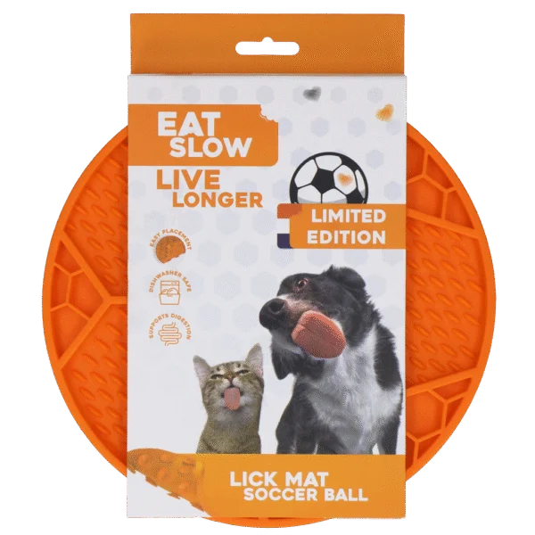 Tappetino da leccare per cani con motivo a pallone da calcio e ventose, Ø 22 cm, arancione – Eat Slow Live Longer Lick Mat Soccer Ball