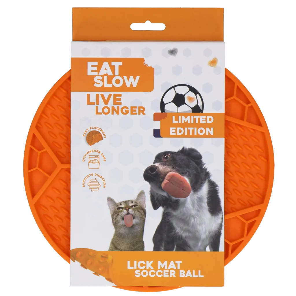 Tappetino da leccare per cani con motivo a pallone da calcio e ventose, Ø 22 cm, arancione – Eat Slow Live Longer Lick Mat Soccer Ball - immagine 1