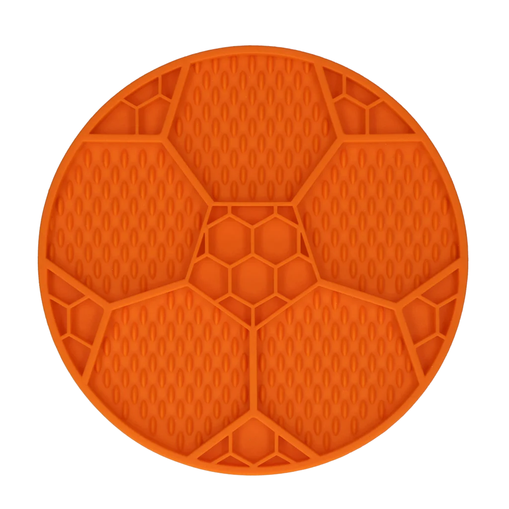 Tappetino da leccare per cani con motivo a pallone da calcio e ventose, Ø 22 cm, arancione – Eat Slow Live Longer Lick Mat Soccer Ball - immagine 3