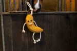 Gioco da scuderia per cavalli in pelle con imbottitura di juta, banana, 40 x 12 x 5 cm – Excellent Horse Foodie Friends Banana - immagine 4