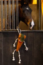Gioco da stalla per cavalli in pelle con imbottitura in juta, carota, 40 x 16 x 5 cm – Excellent Horse Foodie Friends Carrot - immagine 3