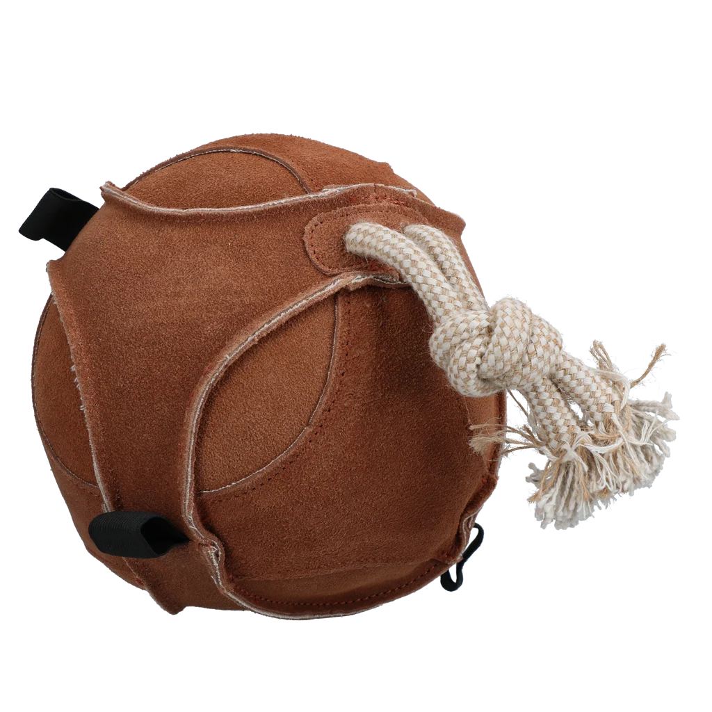 Palla gioco per cavalli in pelle scamosciata con anelli per snack, marrone – Excellent Horse Fun Play Ball Suede - immagine 2