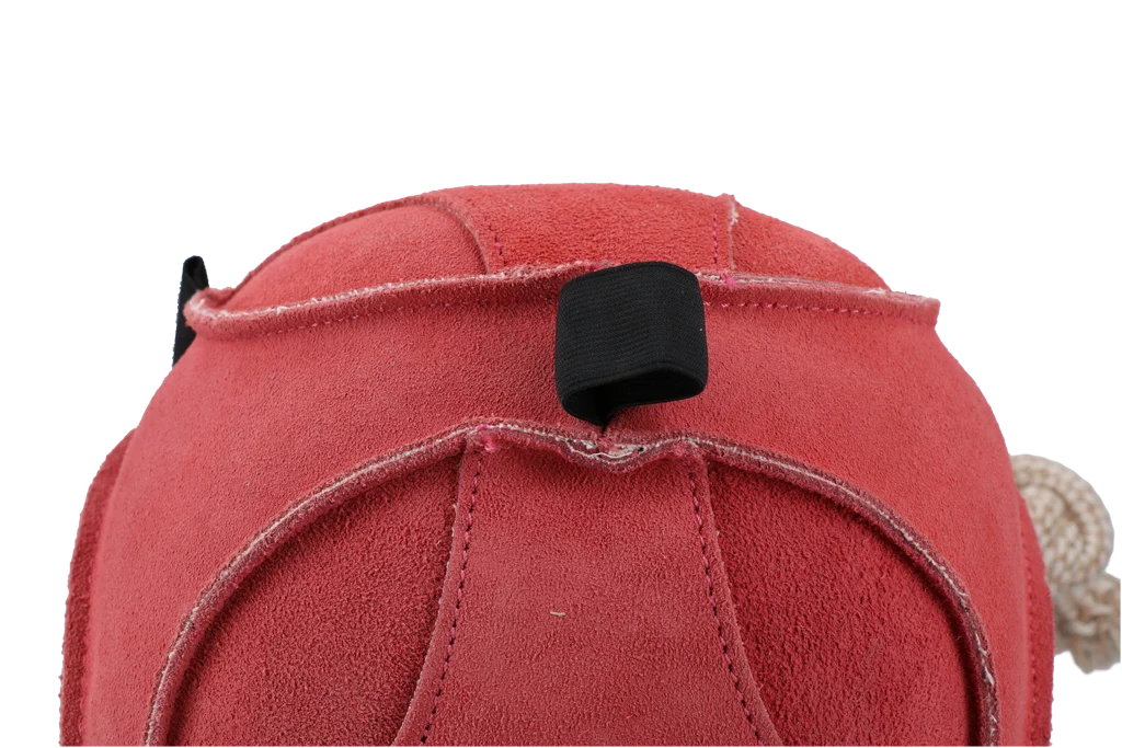 Palla da gioco in camoscio per cavalli con asole elastiche, rosa – Excellent Horse Fun Play Ball - immagine 3