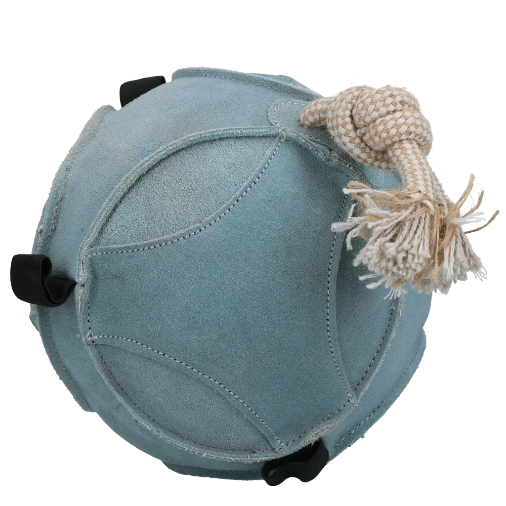 Palla da gioco in camoscio per cavalli con anelli per snack, blu – Excellent Horse Fun Play Ball Suede - immagine 2