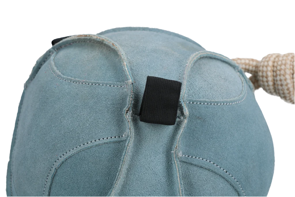 Palla da gioco in camoscio per cavalli con anelli per snack, blu – Excellent Horse Fun Play Ball Suede - immagine 3