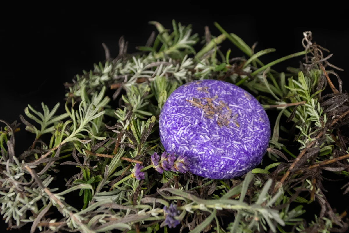 Shampoo solido per cavalli con balsamo, Lavanda, 60 g – Excellent Horse Hi Gloss Shampoo Bar - immagine 3