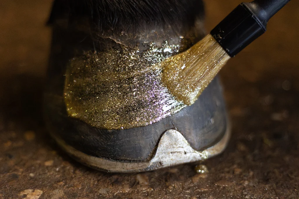 Smalto glitterato dorato per zoccoli, 150 ml – Excellent Horse Hi Gloss Glitter Hoof Polish - immagine 4
