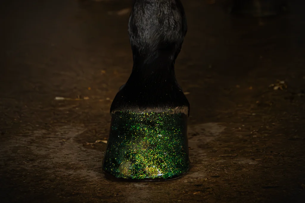 Smalto glitterato verde per zoccoli, 150 ml – Excellent Horse Hi Gloss Glitter Hoof Polish - immagine 2