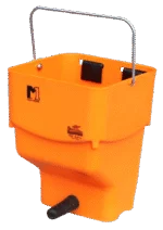 Secchio arancione da 5 l per abbeverare i vitelli, con ganci di sospensione – Shoof Kalf Feeder M1 Rail-Hang - immagine 2