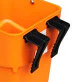 Secchio arancione da 5 l per abbeverare i vitelli, con ganci di sospensione – Shoof Kalf Feeder M1 Rail-Hang