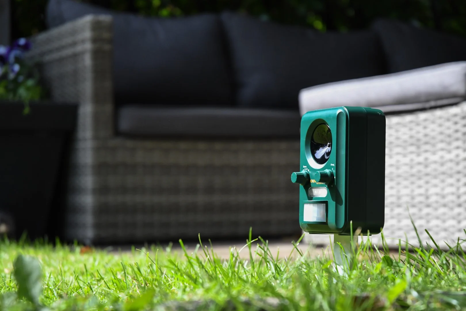 Dissuasore per animali a energia solare con rilevatore di movimento e flash – Knock Pest Solar Animal Repeller - immagine 4