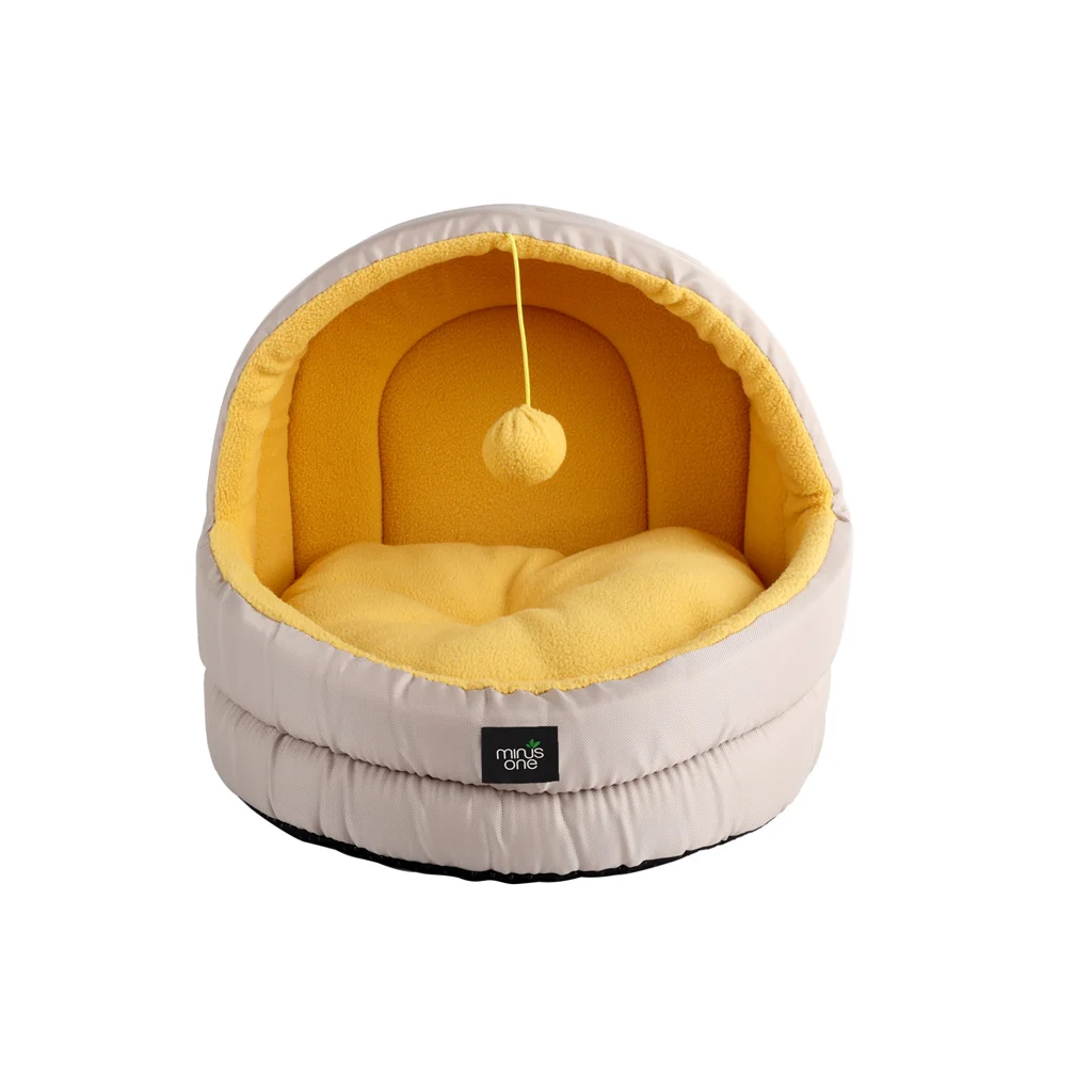 Cuccia a grotta per gatti con superficie in pile e pallina da gioco – Minus One Hideaway Cat Cave Yellow - immagine 2