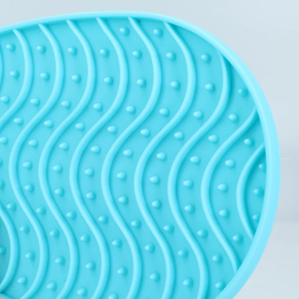 Tappetino da leccare per gatti a forma di pesce con 2 ventose, 23 x 13 cm – Pawise Lick It - immagine 4