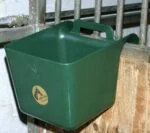 Mangiatoia sospesa per cavalli con manico, 11 l, verde – Ok-Plast - immagine 3